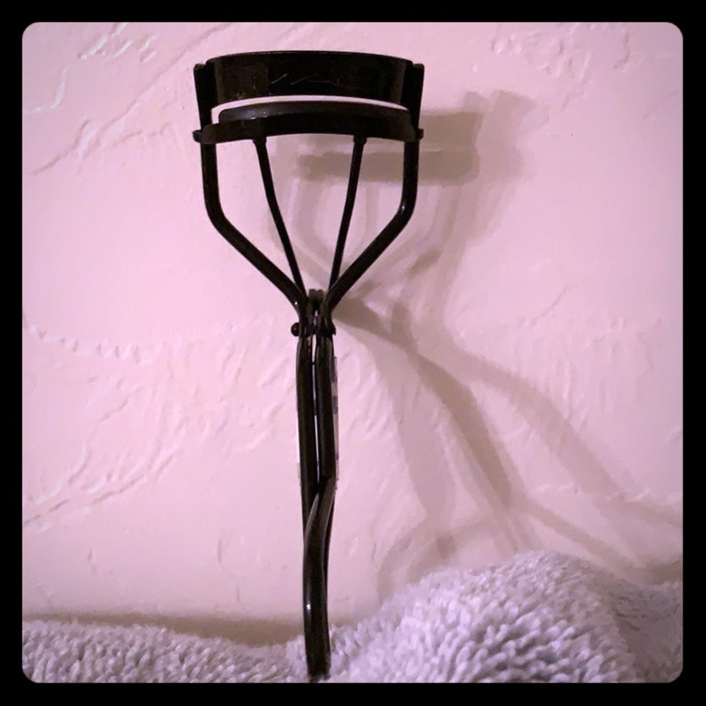 Mac lash curler